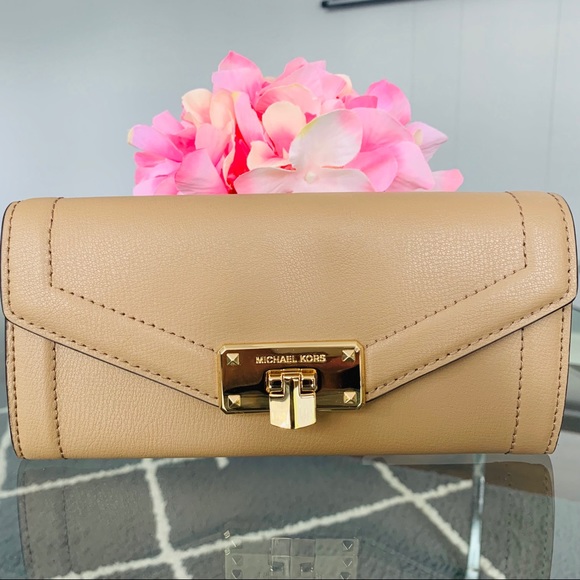 Michael Kors Handbags - NWT Michael Kors KINSLEY Carryall Leather